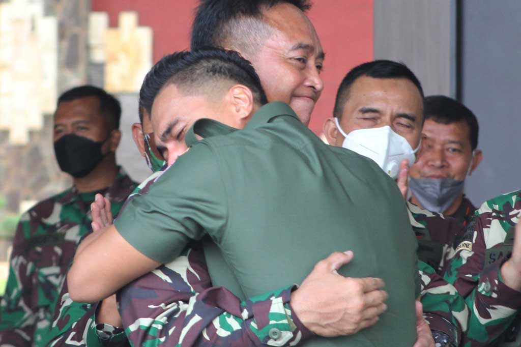 Manganang tidak kuasa menahan air mata dan memeluk KSAD usai permohonan penggantian nama dan jenis kelamin dikabulkan oleh majelis hakim.