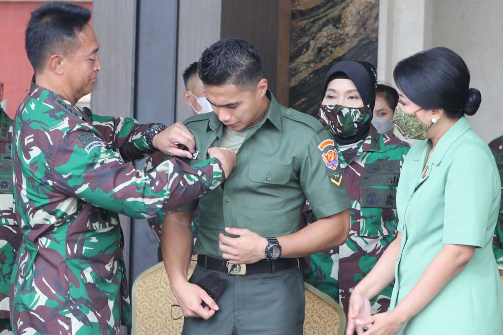Usai putusan hakim PN Tondano, KSAD didampingi istrinya langsung mengganti tanda pengenal Serda Manganang, yang sebelumnya bertuliskan Aprilia menjadi Perkasa.