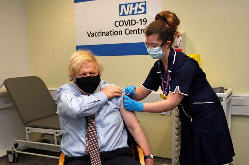 Perdana Menteri Inggris Boris Johnson menerima dosis pertama vaksin Covid AstraZeneca, di rumah sakit London tempat dia berjuang untuk hidupnya hampir setahun yang lalu, Jumat, 19 Maret 2021 waktu setempat. Langkah yang diambil Johnson tersebut untuk meyakinkan publik bahwa vaksin tersebut aman.