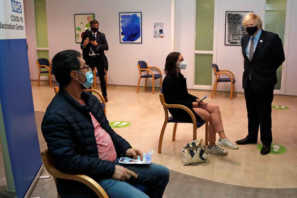 Vaksin AstraZeneca, yang dikembangkan bersama Universitas Oxford, menyediakan sebagian besar kampanye inokulasi Inggris dan sebagian besar pasokannya telah diproduksi oleh Serum Institute of India, pembuat vaksin terbesar di dunia.