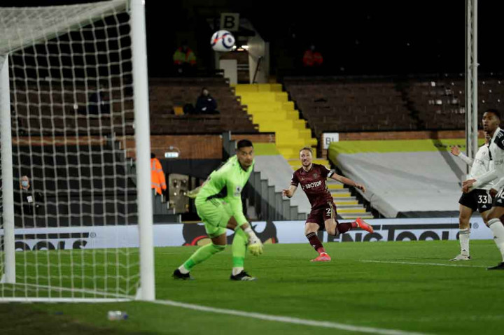 Tim besutan Marcelo Bielsa tampil menekan sejak awal laga dan sembilan menit selepas sepak mula Luke Ayling mampu menjebol gawang dengan sundulan melambung menyambut umpan silang Tyler Roberts. Namun gol itu dianulir VAR yang menyatakan Roberts sudah lebih dulu terjebak offside dalam proses serangan.
