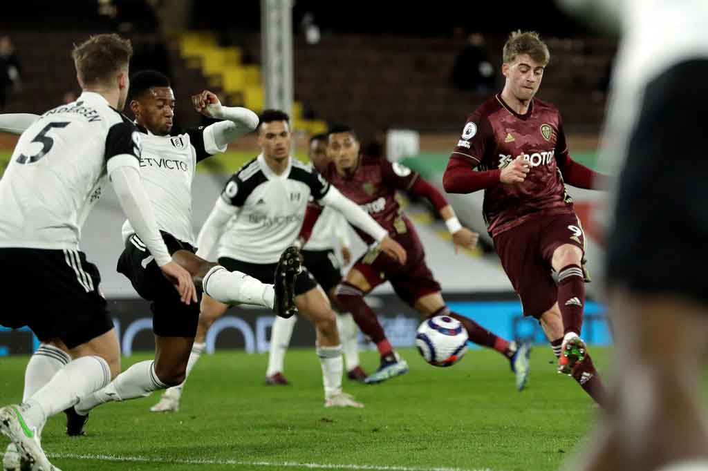 Leeds akhirnya berhasil membuka keunggulan atas Fulham pada menit ke-29 setelah Patrick Bamford memperlihatkan insting predatornya untuk menyelesaikan umpan tarik Jack Harrison.