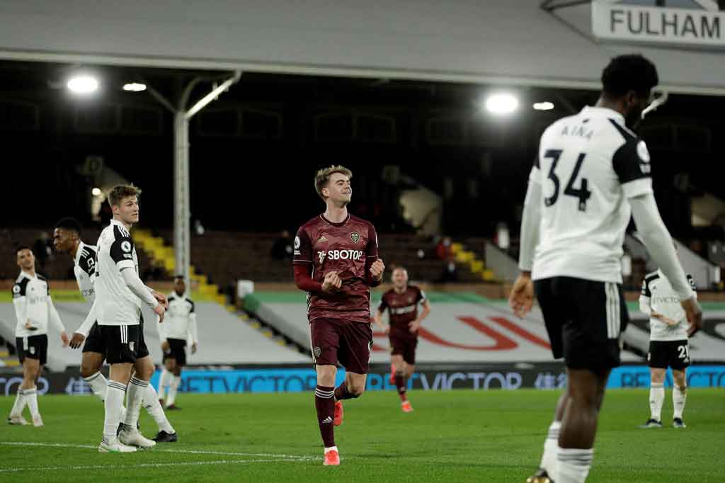 Patrick Bamford melakukan selebrasi usai menjebol gawang tuan rumah.