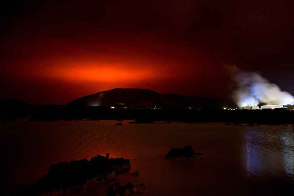 Sebuah gunung berapi di Islandia, sekitar 40 kilometer (25 mil) dari ibu kota Reykjavik, meletus pada Jumat, 19 Maret 2021 waktu setempat. Letusan membuat awan merah menerangi langit malam, sementara zona larangan terbang diberlakukan di daerah tersebut.