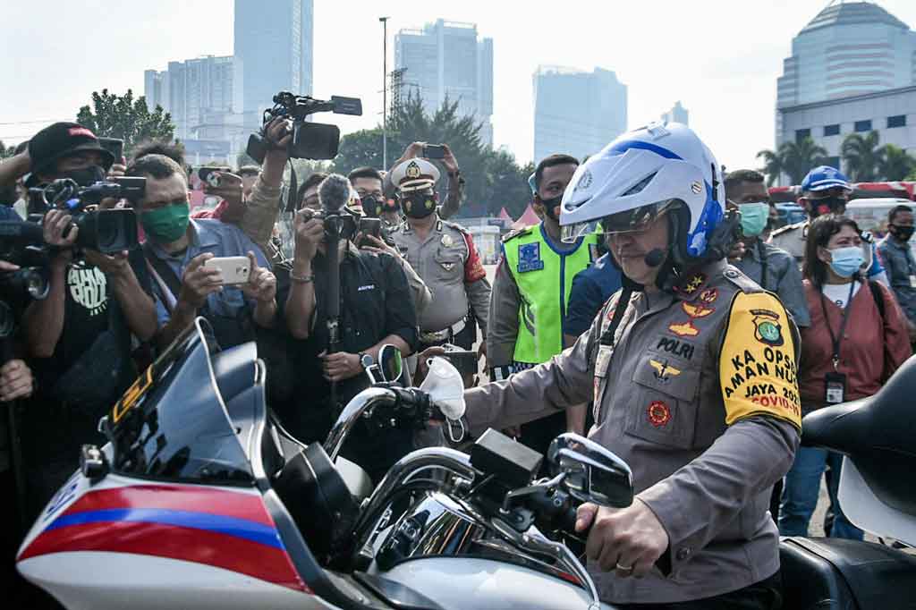 Kapolda Metro Jaya Irjen Fadil Imran mencoba helm yang sudah terpasang kamera tilang elektronik atau Electronic Traffic Law Enforcment (ETLE) di Mapolda Metro Jaya, Jakarta, Sabtu, 20 Maret 2021.