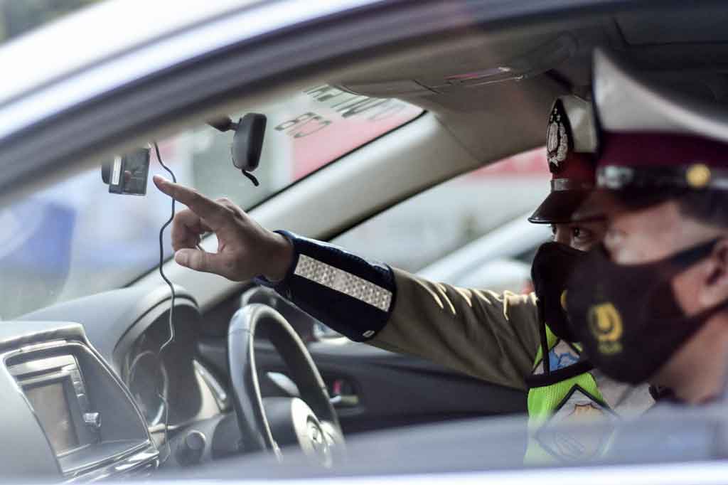 Fadil kemudian memberikan contoh tentang terjadinya pelanggaran di salah satu wilayah yang tidak mempunyai kamera ETLE statis, maka untuk mengatasi hal itu Polda Metro Jaya bisa langsung menurunkan petugas yang dilengkapi dengan kamera tilang elektronik portabel (mobile). 
