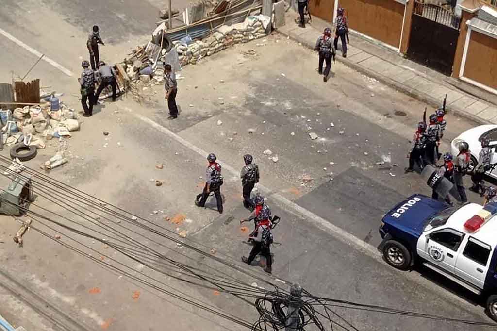 Tun Hla, 60, berada di rumah ketika personel bersenjata menggedor pintunya dan memerintahkannya agar membersihkan barikade yang didirikan di lingkungannya.