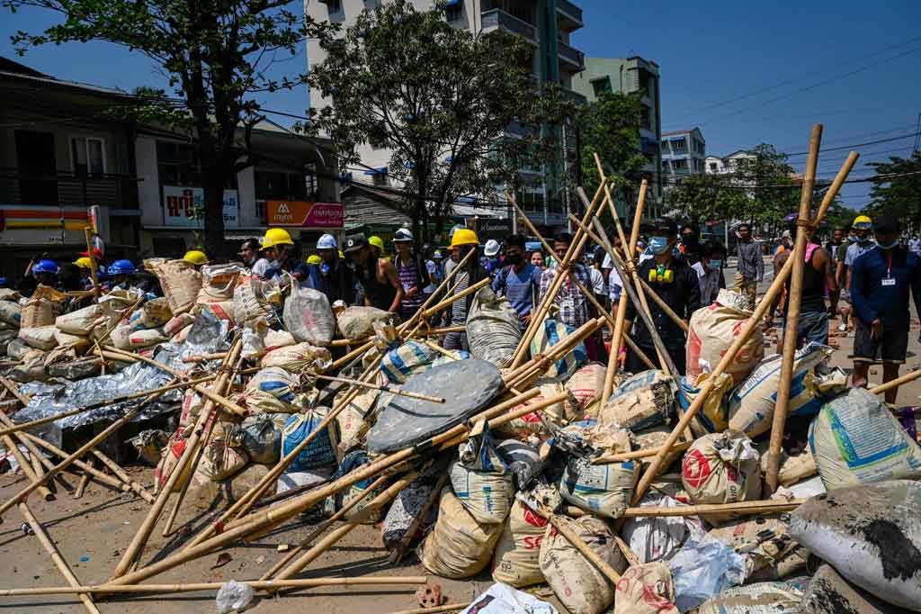 Dibangun menggunakan bahan apa pun, penghalang yang bermunculan di Yangon menawarkan sedikit perlindungan terhadap para demonstran dari kepungan pasukan keamanan dengan frekuensi yang meningkat dan efek mematikan untuk menghancurkan oposisi massa yang menolak kudeta.