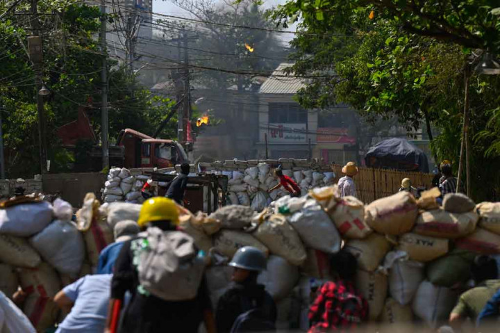 Barikade telah menjadi pertahanan bagi pengunjuk rasa, untuk memblokir jalan-jalan utama dan menggunakan segala sesuatu mulai dari kantong semen yang diisi pasir dan sekat bambu hingga tempat sampah besar dan batu bata perumahan.