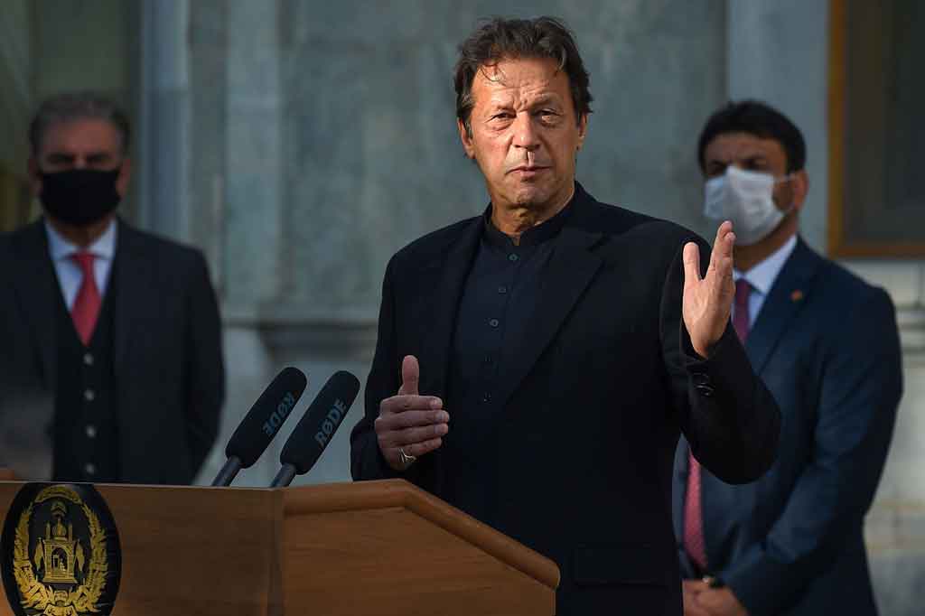 Pria berusia 68 tahun itu menerima suntikan vaksin Sinopharm yang diproduksi Tiongkok pada hari Kamis, 18 Maret 2021 - satu dari lebih dari satu juta dosis yang disumbangkan ke Pakistan oleh Beijing.