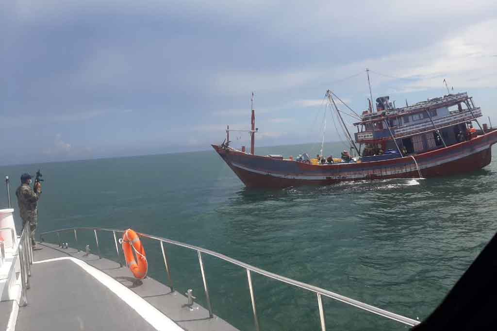 Kementerian Kelautan dan Perikanan (KKP) menertibkan dan menangkap empat unit kapal ikan cantrang yang melanggar ketentuan operasional di Selat Makassar.