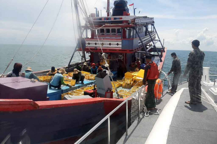 Kementerian Kelautan dan Perikanan (KKP) menertibkan dan menangkap empat unit kapal ikan cantrang yang melanggar ketentuan operasional di Selat Makassar.