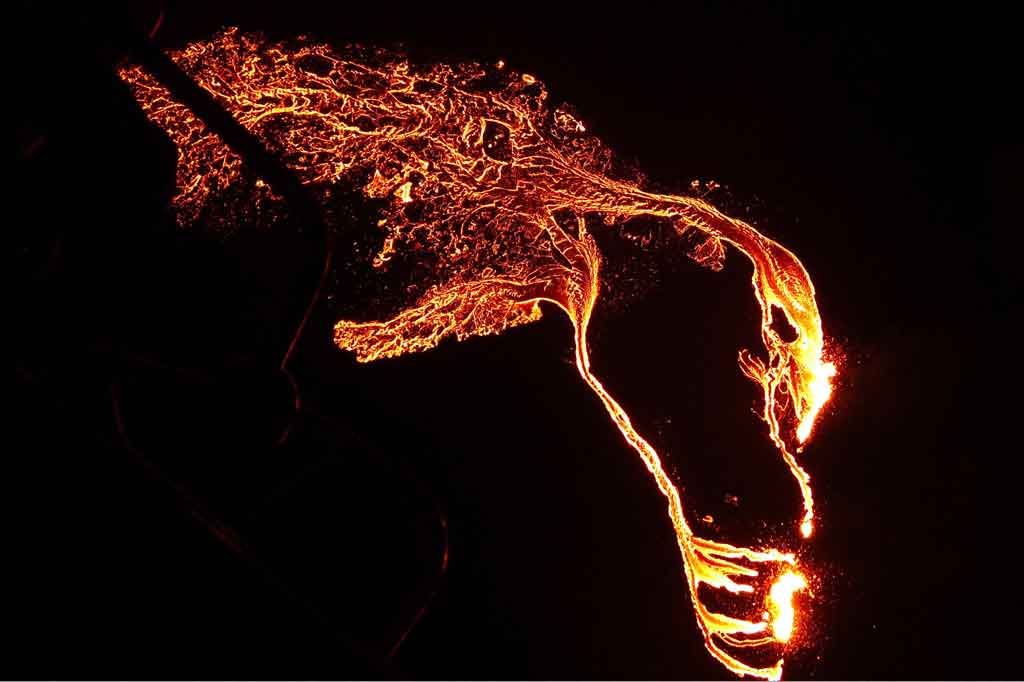 Sebuah gunung berapi di Islandia, sekitar 40 kilometer (25 mil) dari ibu kota Reykjavik, meletus pada Jumat, 19 Maret 2021 waktu setempat. Letusan membuat awan merah menerangi langit malam, sementara zona larangan terbang diberlakukan di daerah tersebut.