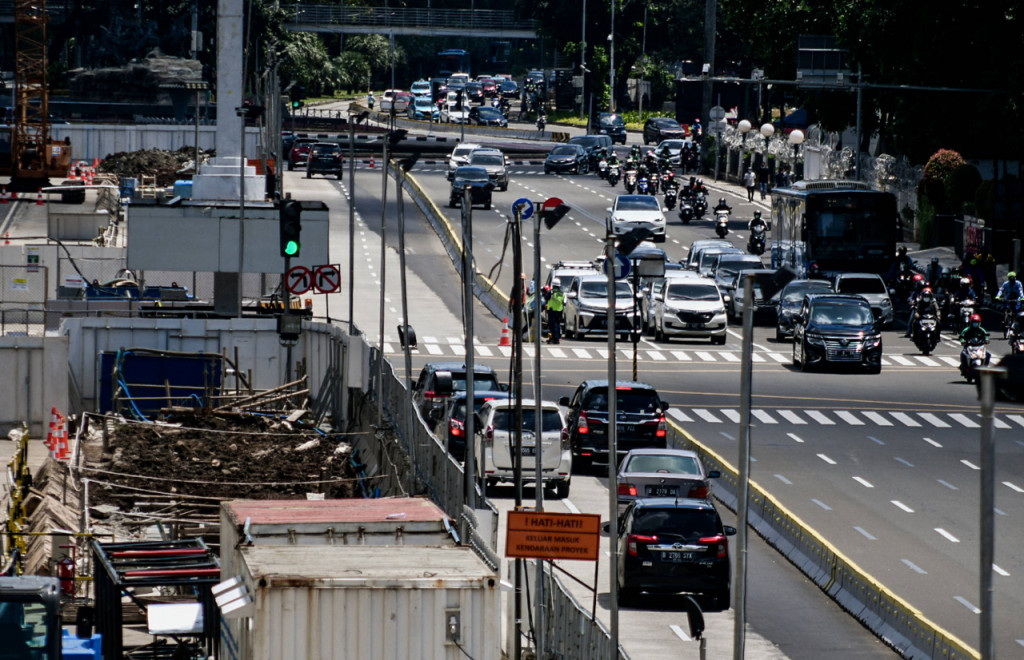 Sejumlah kendaraan melintas disamping proyek pembangunan Moda Raya Terpadu (MRT) fase dua di Jalan MH Thamrin, Jakarta, Minggu, 21 Maret 2021.