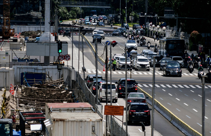 Sejumlah kendaraan melintas disamping proyek pembangunan Moda Raya Terpadu (MRT) fase dua di Jalan MH Thamrin, Jakarta, Minggu, 21 Maret 2021.