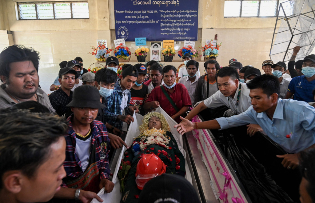 Siswa sekolah menengah itu diketahui bernama Aung Kaung Htet (15), dari Kotapraja Thaketa, Yangon. Seorang saksi mata mengatakan tentara dan polisi menyerbu ke lingkungan mereka sekitar pukul 15.00 waktu setempat, ketika pengunjuk rasa, termasuk Aung Kaung Htet, sudah bubar.