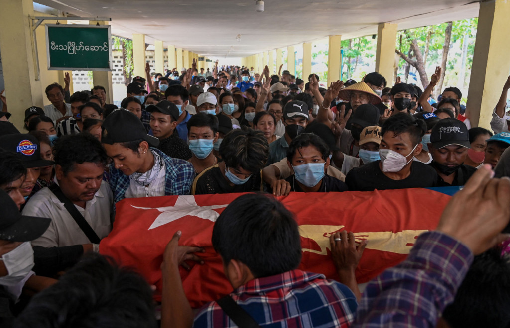 Aung Kaung Htet dikenal tetangganya sebagai anak yang sangat aktif. Meski masih berusia 15 tahun, ia telah mengambil bagian dalam setiap protes anti-rezim di daerah itu. Ia sempat dilarikan ke rumah sakit, namun nyawanya tidak tertolong.