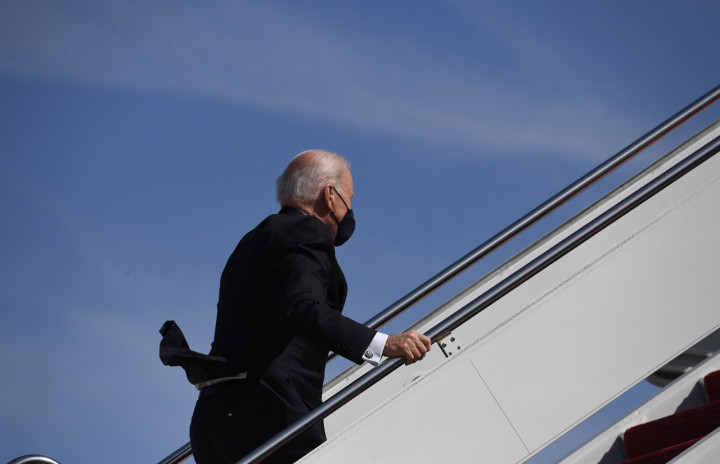 Seorang juru bicara Gedung Putih menyalahkan cuaca berangin sebagai penyebab sang presiden goyah.
