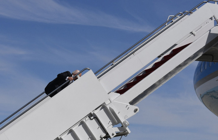 Sekitar setengah menaiki tangga berkarpet merah, Biden dapat terlihat kehilangan pijakannya sebelum tersandung tiga kali, akhirnya berakhir berlutut dengan lutut kirinya, sambil masih memegang pagar dengan tangan kanannya.