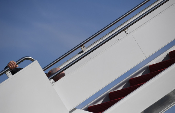 Insiden itu mengingat kekhawatiran pada November lalu ketika Biden mematahkan kakinya setelah tergelincir saat bermain dengan anjing peliharaannya, seekor German Shepherd bernama Major.