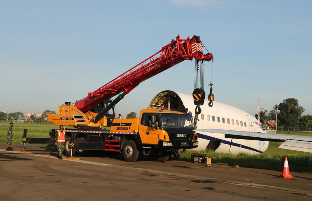 Menurut pihak Bandara Halim Perdanakusuma, pesawat tergelincir setelah melakukan prosedur 'return to base' atau kembali ke bandara asal keberangkatan sekitar pukul 11.26 WIB dikarenakan ada gangguan pada mesin nomor dua.