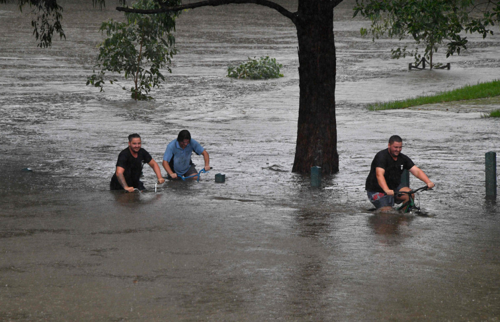 Banjir memaksa ribuan warga mengungsi dan merusak ratusan rumah tinggal.