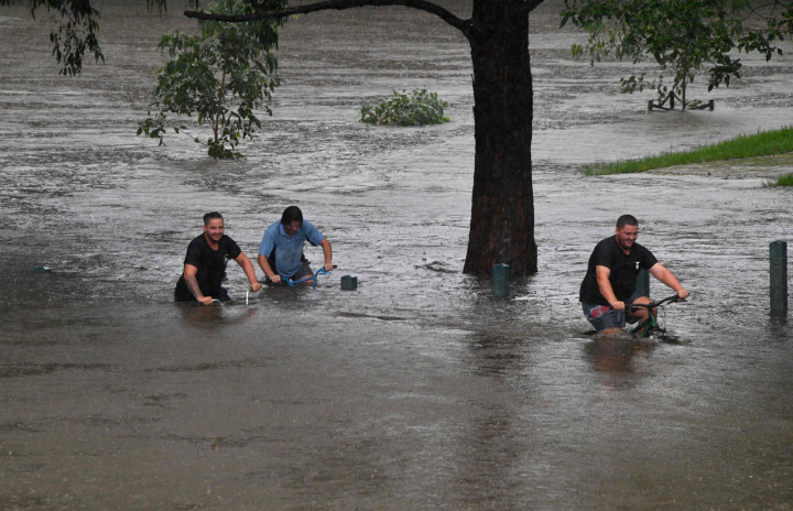 Banjir memaksa ribuan warga mengungsi dan merusak ratusan rumah tinggal.