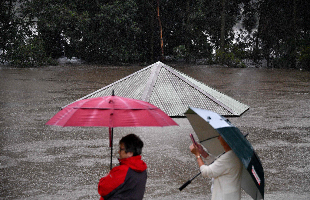 Perdana Menteri New South Wales, Gladys Berejiklian, mengatakan hujan lebat di seluruh negara bagian, lebih buruk dari perkiraan semula, terutama untuk daerah dataran rendah di barat laut Sydney.