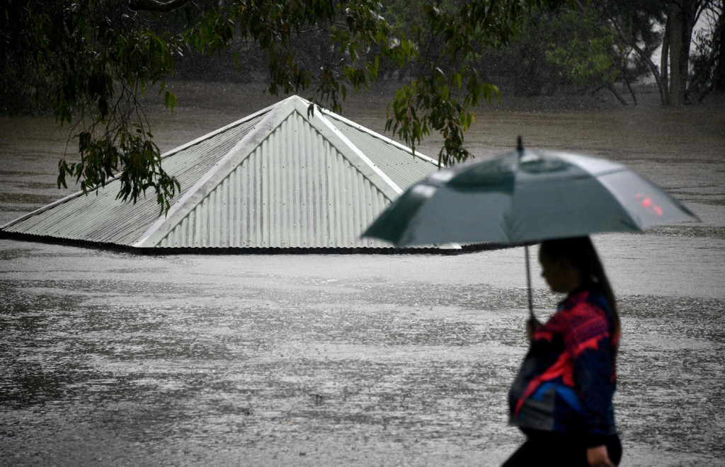 Warga yang berada di bagian barat laut Sydney diperintahkan untuk meninggalkan rumah mereka di tengah malam karena arus air yang deras menyebabkan kerusakan.