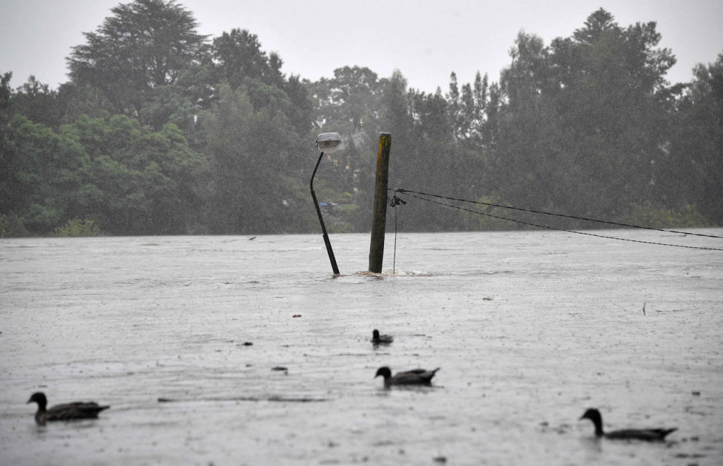 Layanan darurat memperkirakan jumlah total rumah yang rusak menjadi 