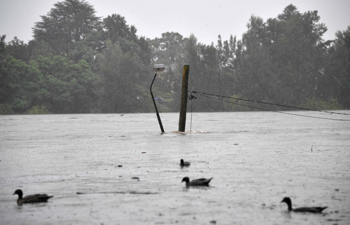 Layanan darurat memperkirakan jumlah total rumah yang rusak menjadi 