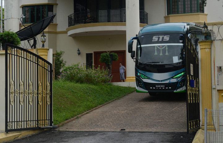 Sebuah bus memasuki kedubes Korut sekitar pukul 09.10 waktu setempat. Bus itu tampaknya disewa kedubes untuk membawa para diplomat dan anggota keluarga ke bandara untuk pulang.