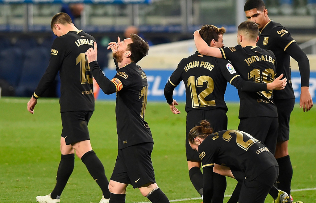 Dia kini menjadi pemain dengan penampilan terbanyak sepanjang sejarah Barcelona dan melewati legenda klub, Xavi Hernández, (767 kali). 