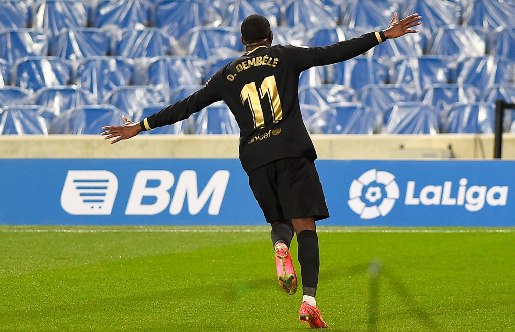 Ousmane Dembele melakukan selebrasi usai mencetak gol ke gawang Real Sociedad.