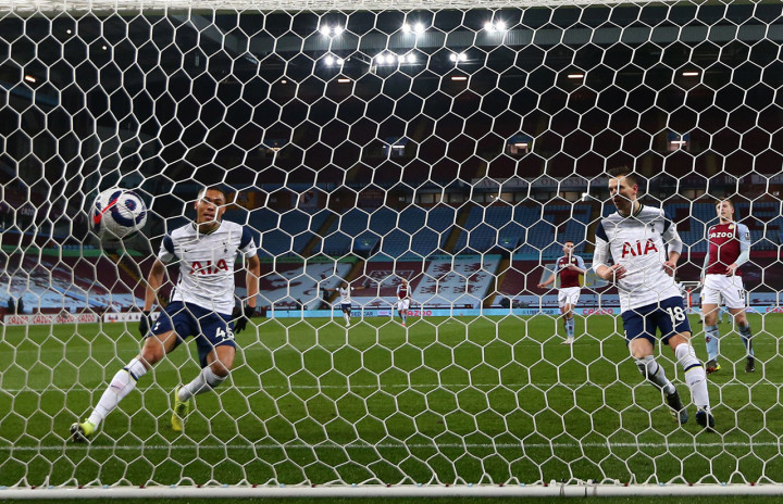 Babak pertama ditutup dengan keunggulan Tottenham Hotspur 1-0, via gol Carlos Vinicius di menit ke-29.