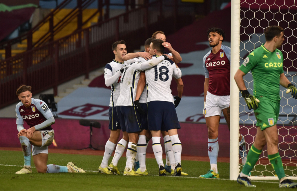 Carlos Vinicius bersama tim melakukan selebrasi usai mencetak gol ke gawang Aston Villa.