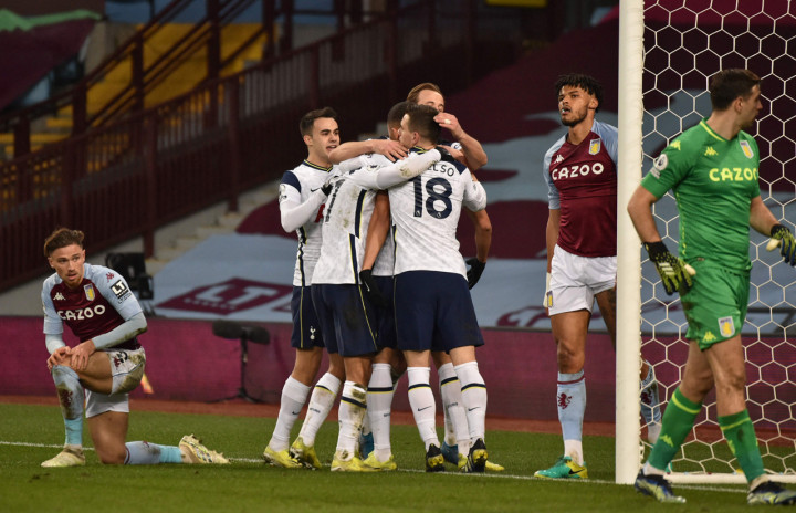 Carlos Vinicius bersama tim melakukan selebrasi usai mencetak gol ke gawang Aston Villa.