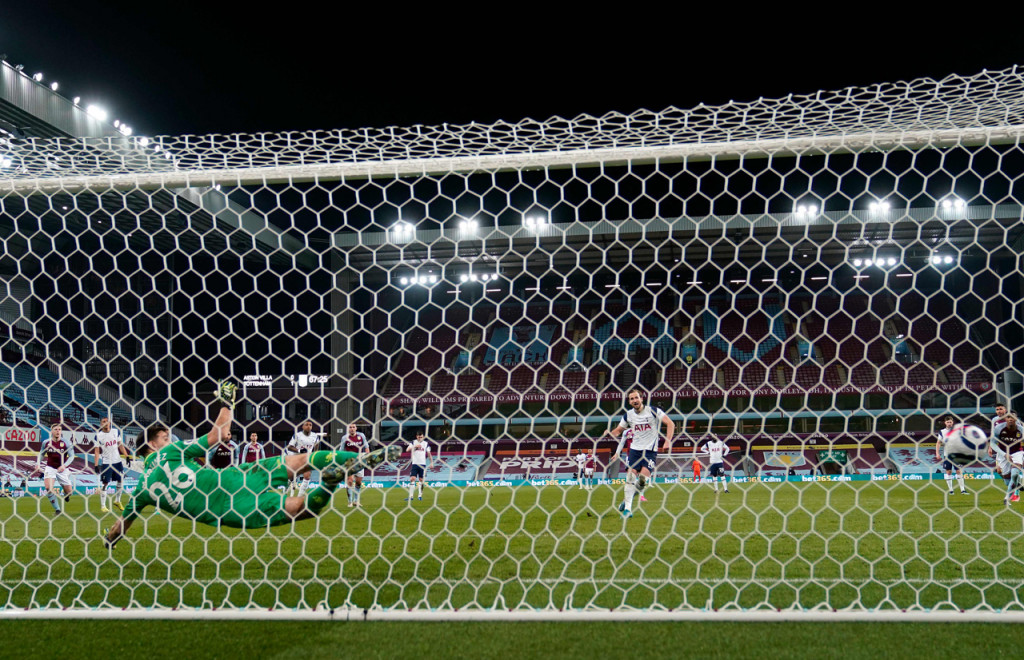 Di babak kedua, Tottenham Hotspur menambah gol di menit ke-68 via penalti Harry Kane.