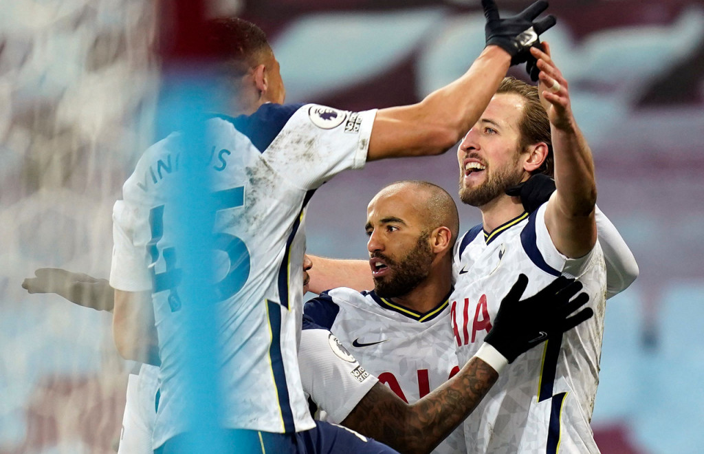 Harry Kane bersama tim melakukan selebrasi usai mencetak gol ke gawang Aston Villa.