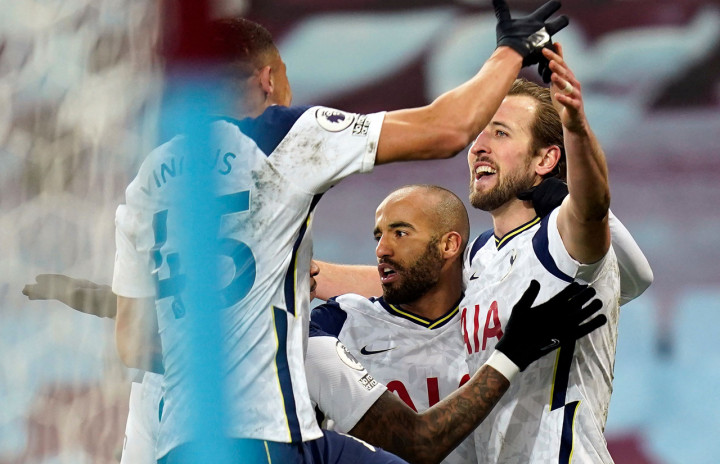 Harry Kane bersama tim melakukan selebrasi usai mencetak gol ke gawang Aston Villa.