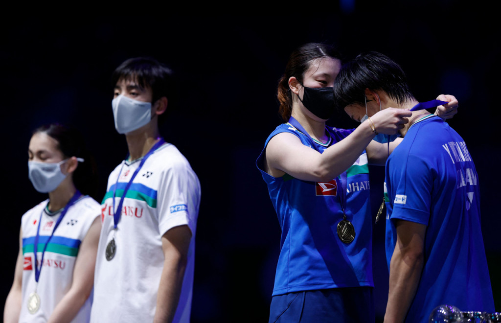 Lalu pada nomor ganda campuran, Yuta Watanabe/Arisa Higashino sukses mengamankan gelar. 