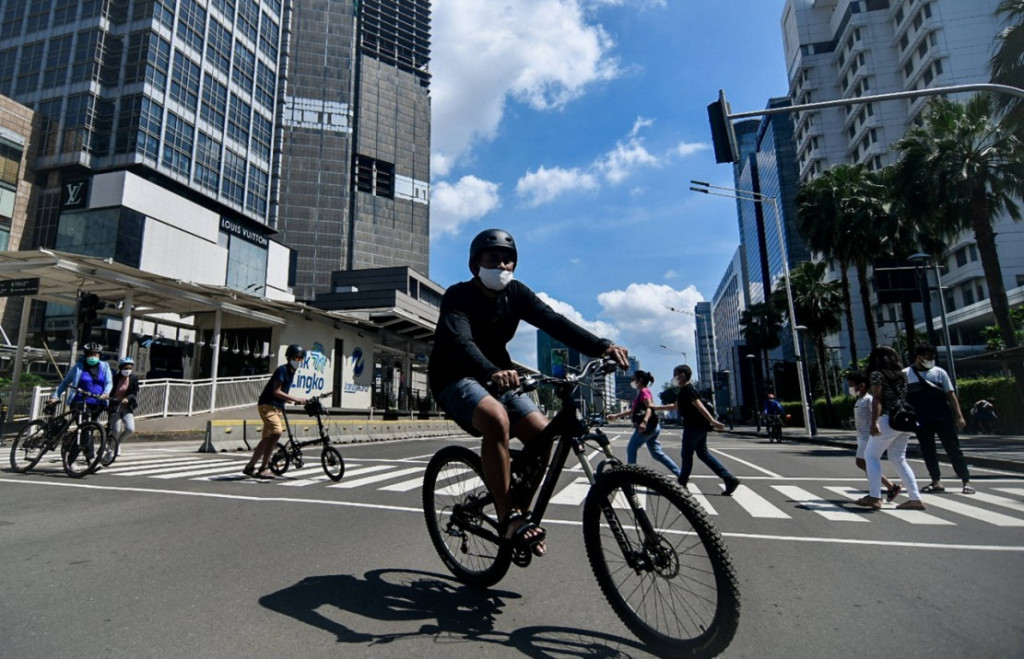 Pesepeda yang melanggar aturan di DKI Jakarta bisa mendapat sanksi kurungan selama 15 hari. Sanksi tersebut telah sesuai dengan Pasal 299 Undang-undang (UU) Lalu Lintas.