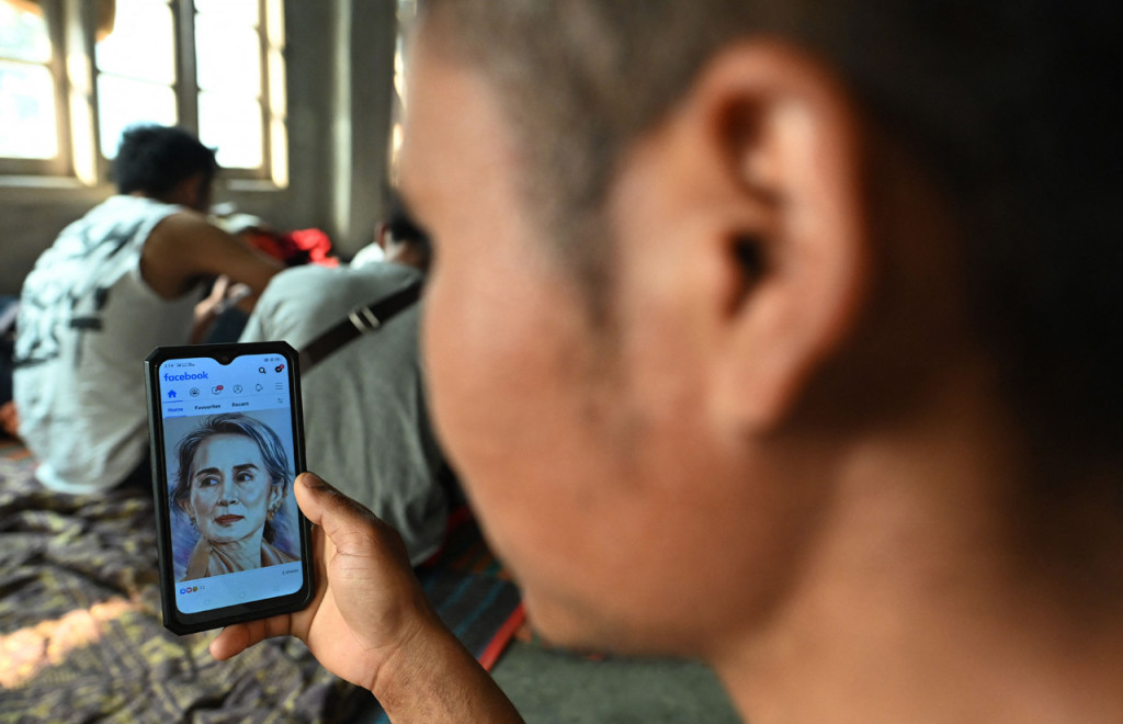 Aksi protes terhadap kudeta militer di Myanmar sendiri terus berlangsung. Puluhan demonstran telah tewas karena pasukan keamanan bertindak brutal.