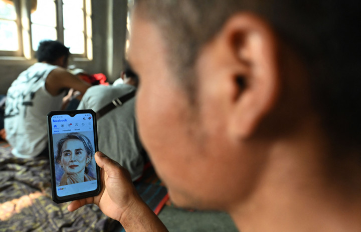 Aksi protes terhadap kudeta militer di Myanmar sendiri terus berlangsung. Puluhan demonstran telah tewas karena pasukan keamanan bertindak brutal.