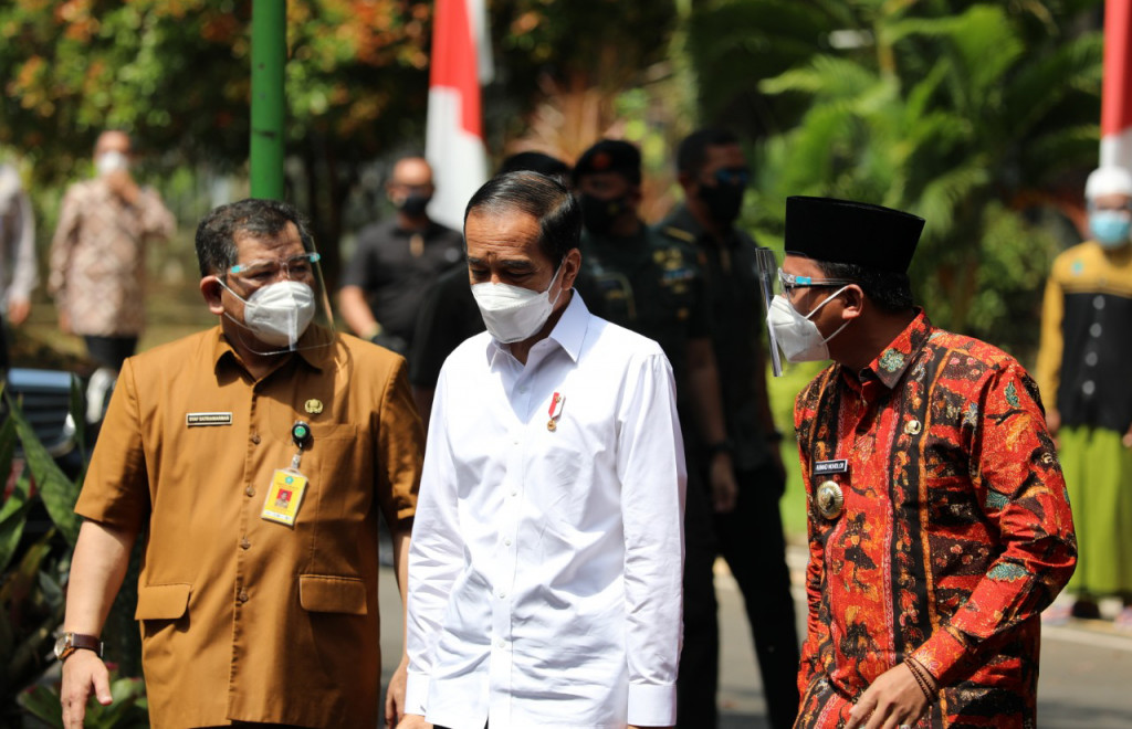 Presiden Jokowi meninjau pelaksanaan vaksinasi perdana AstraZeneca di Pendopo Delta Wibawa Kabupaten Sidoarjo, Senin, 22 Maret 2021.