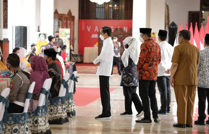 Kedatangan Presiden Jokowi ke Pendopo Delta Wibawa Sidoarjo didampingi Menteri Kesehatan Budi Gunadi Sadikin serta Gubernur Jawa Timur Khofifah Indar Parawansa. Jokowi datang ke Sidoarjo untuk melihat langsung pelaksanaan vaksinasi perdana AstraZeneca. Vaksinasi sebelumnya menggunakan Sinovac.