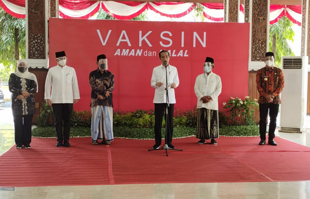 Presiden Jokowi mengaku sudah bertemu sejumlah kiai sepuh Jawa Timur sebelum pelaksanaan vaksinasi AstraZeneca di Sidoarjo tersebut. Mantan Walikota Solo dan Gubernur DKI Jakarta itu menegaskan, pesantren-pesantren di Jatim siap menjalani vaksinasi AstraZeneca. Jokowi sudah memerintahkan menteri kesehatan agar segera mendistribusikan vaksin AstraZeneca ke Jatim.