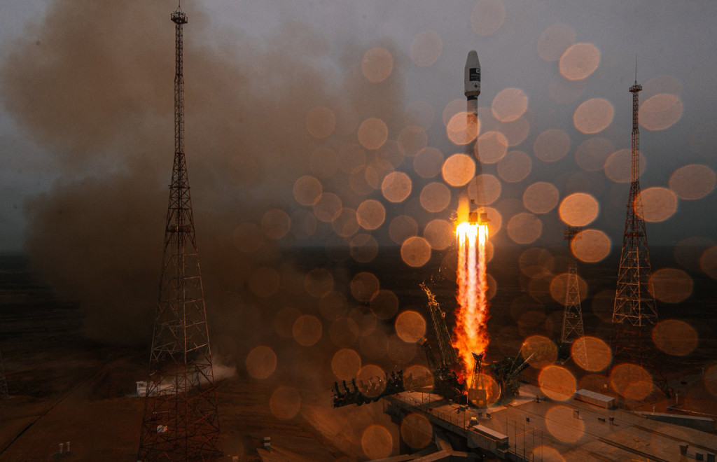 Sebuah roket Soyuz buatan Rusia diluncurkan dari kosmodrom Baikonur di Kazakhstan. Roket Rusia ini membawa 38 satelit asing ke orbit di luar angkasa.