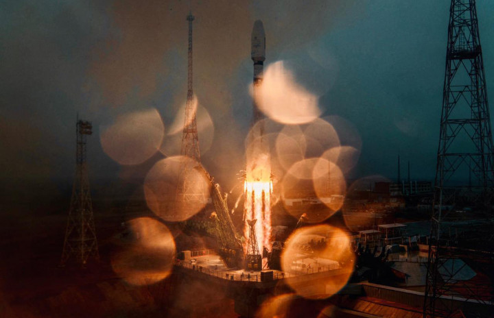 Badan antariksa Rusia, Roscosmos, mengumumkan bahwa roket Soyuz yang membawa 38 satelit dari 18 negara itu meluncur ke luar angkasa pada Senin, 22 Maret 2021 waktu setempat, sekitar pukul 06.07 GMT. Roscosmos juga merilis video peluncuran itu.
