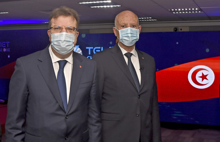 Mohamed Frikha, CEO Grup Telnet Tunisia, bersama dengan Presiden Tunisia Kais Saied menyaksikan peluncuran roket pembawa Soyuz-2.1a Rusia dari kosmodrom Baikonur di Kazakhstan membawa 38 satelit asing di antaranya satelit pertama Tunisia Challenge-1, di ibu kota Tunis pada 22 Maret 2021.